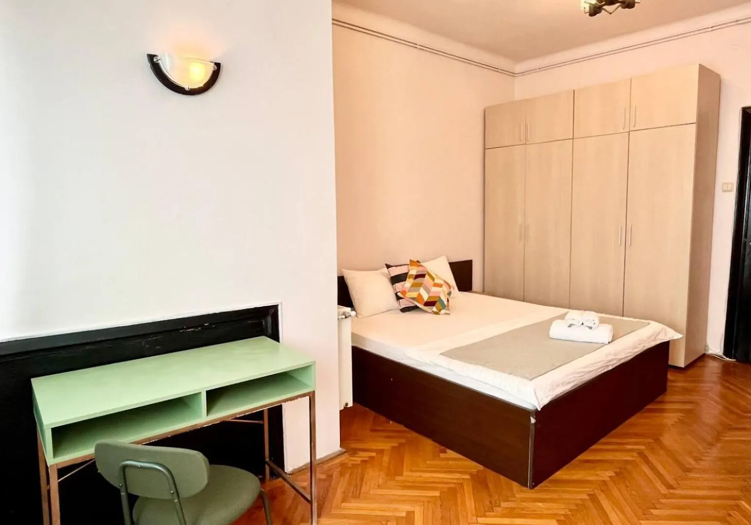Downtown Unirii Square Private Economy Rooms With Shared Amenities Bucharest Homestay