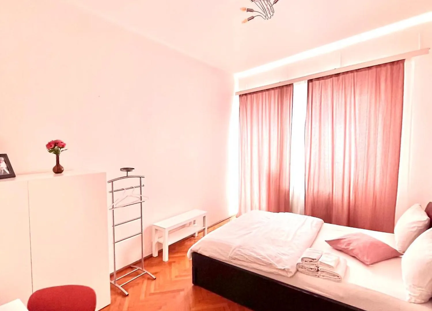 Downtown Unirii Square Private Economy Rooms With Shared Amenities Bucharest Romania