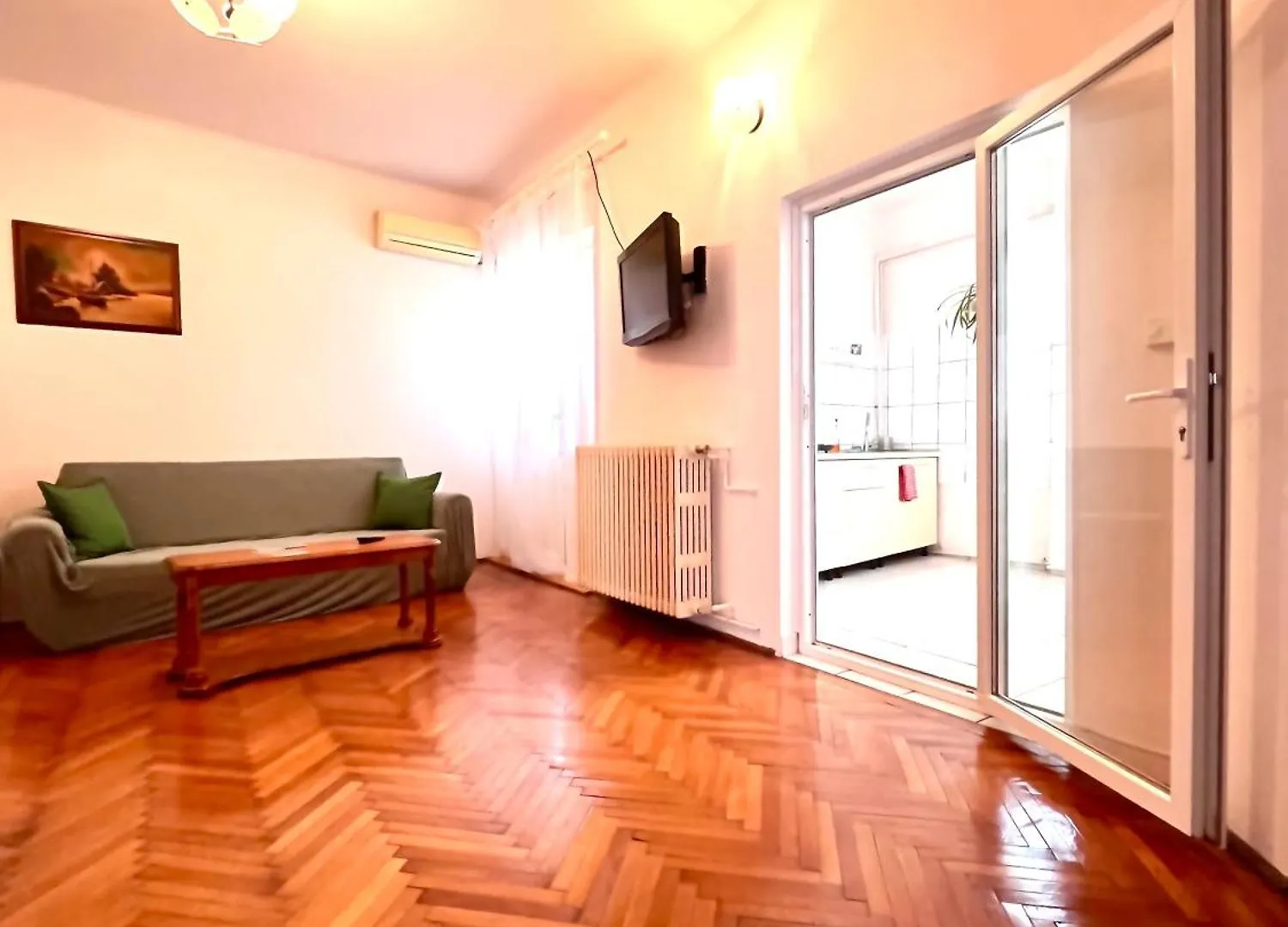 Homestay Downtown Unirii Square Private Economy Rooms With Shared Amenities Bucharest Romania